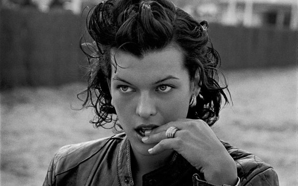 Celebrity - Milla Jovovich Wallpapers and Backgrounds