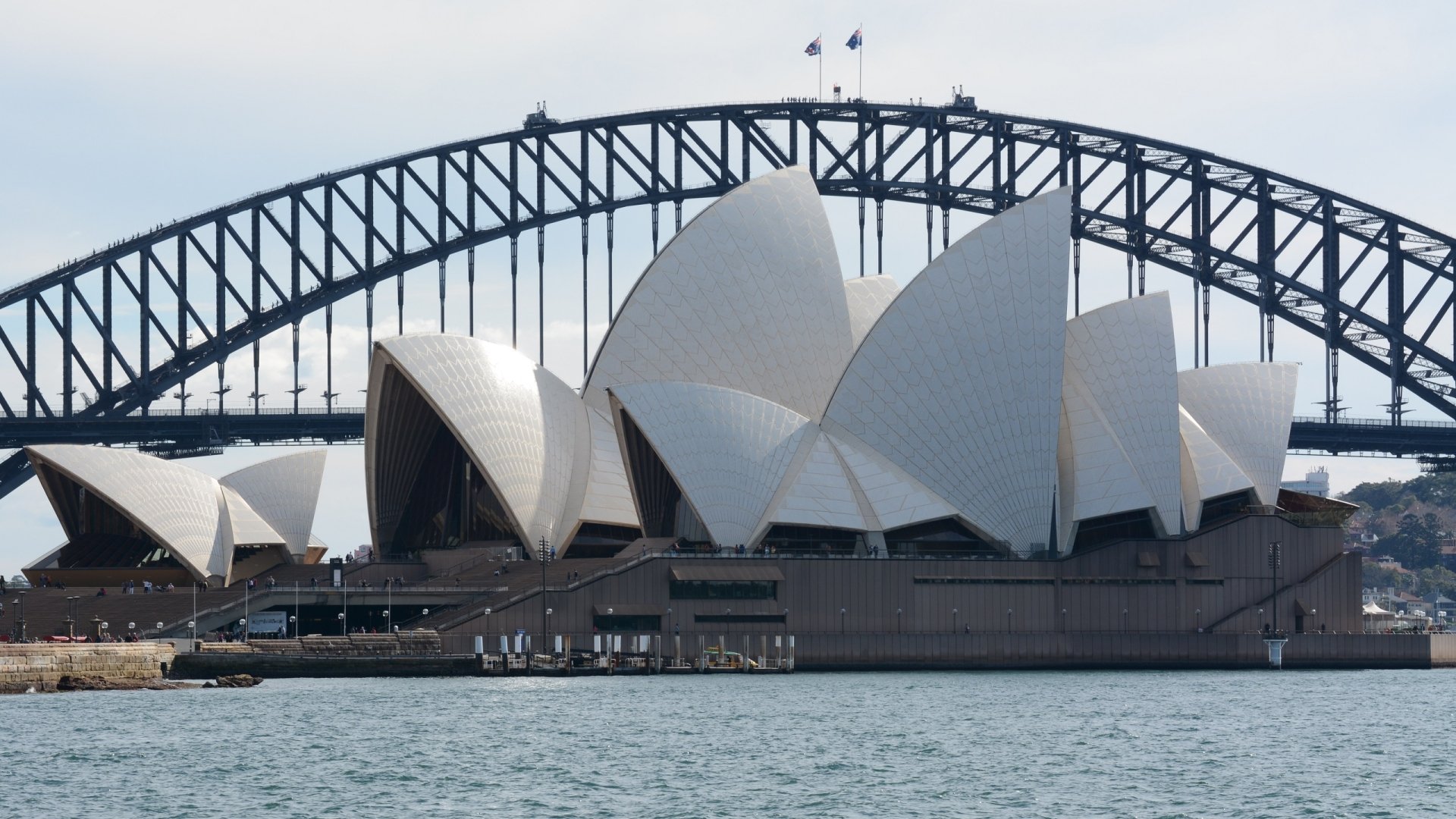 Sydney Opera House With The Harbour Bridge In The Background Fond D