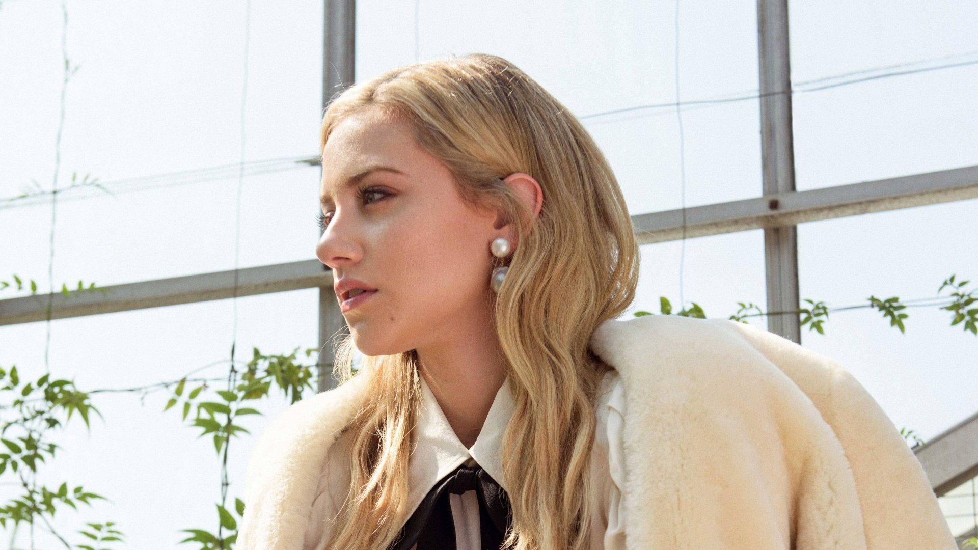 Download Blonde Celebrity Lili Reinhart HD Wallpaper