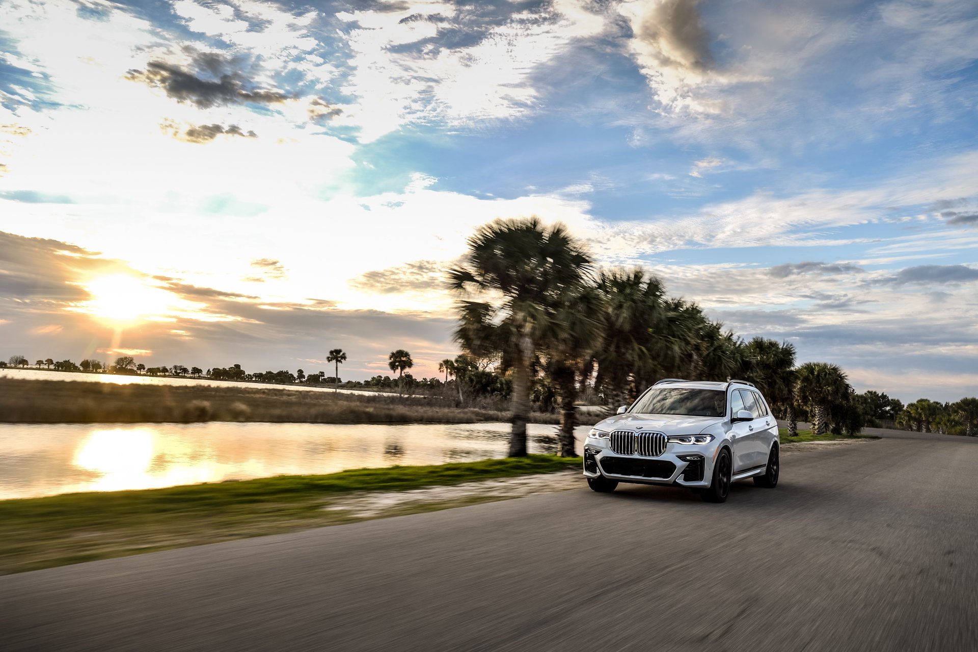 Download SUV White Car Car BMW Vehicle BMW X7 4k Ultra HD Wallpaper