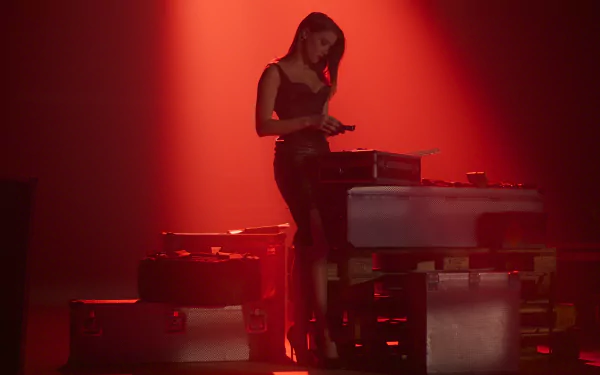 4K Ultra HD PC desktop wallpaper featuring celebrity Amber Heard standing next to stacked cases against a dramatic red-lit background.