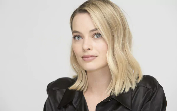 Studio portrait of a blonde woman with soft waves and neutral makeup against a pale backdrop — 4K Ultra HD PC desktop wallpaper and background.