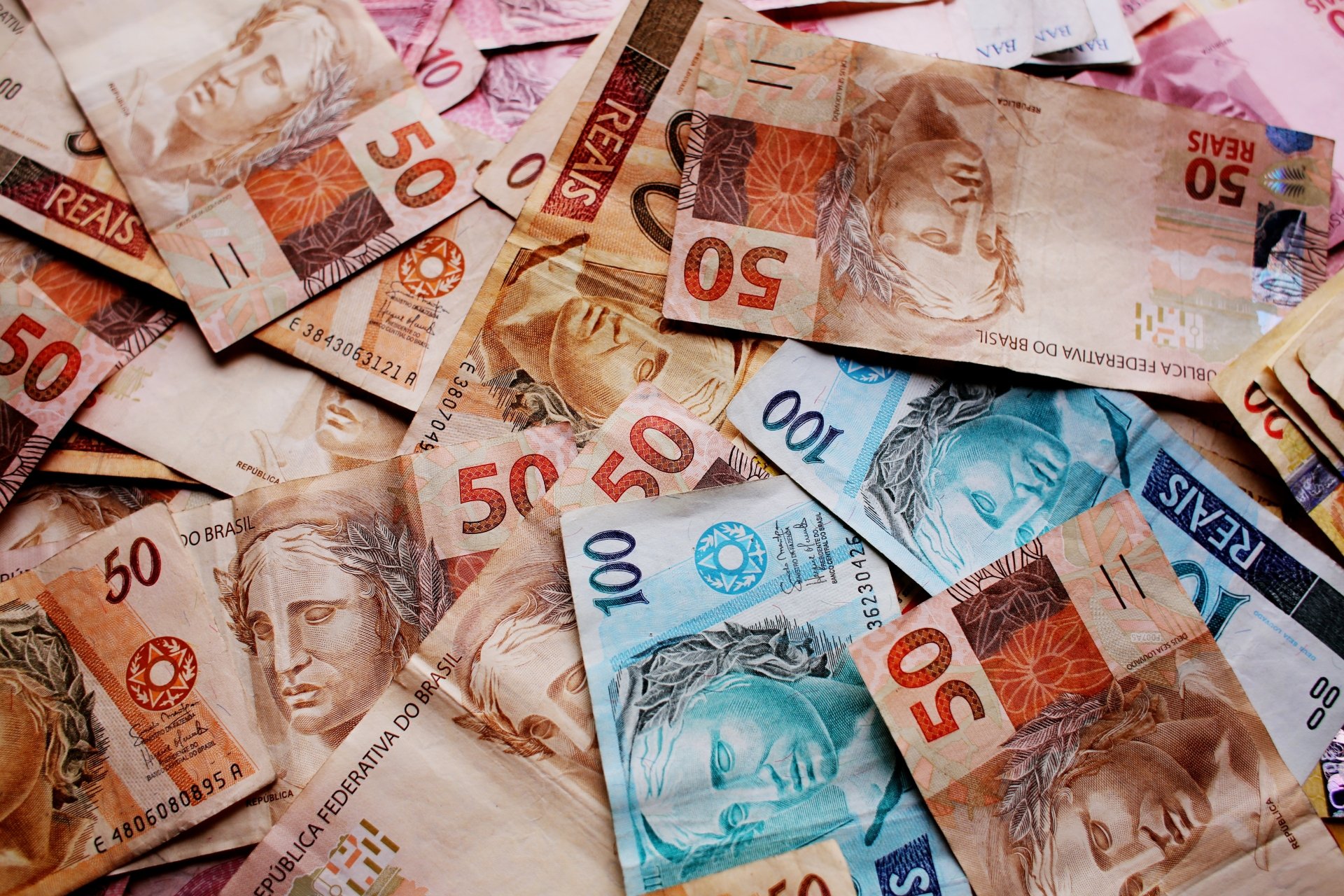 download-currency-money-man-made-brazilian-real-4k-ultra-hd-wallpaper