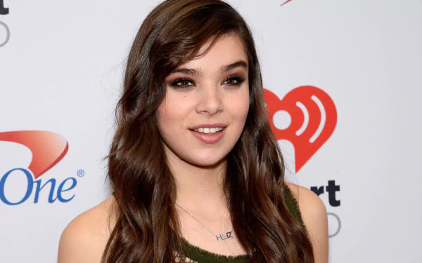 brunette American singer actress Celebrity Hailee Steinfeld HD Desktop Wallpaper | Background Image