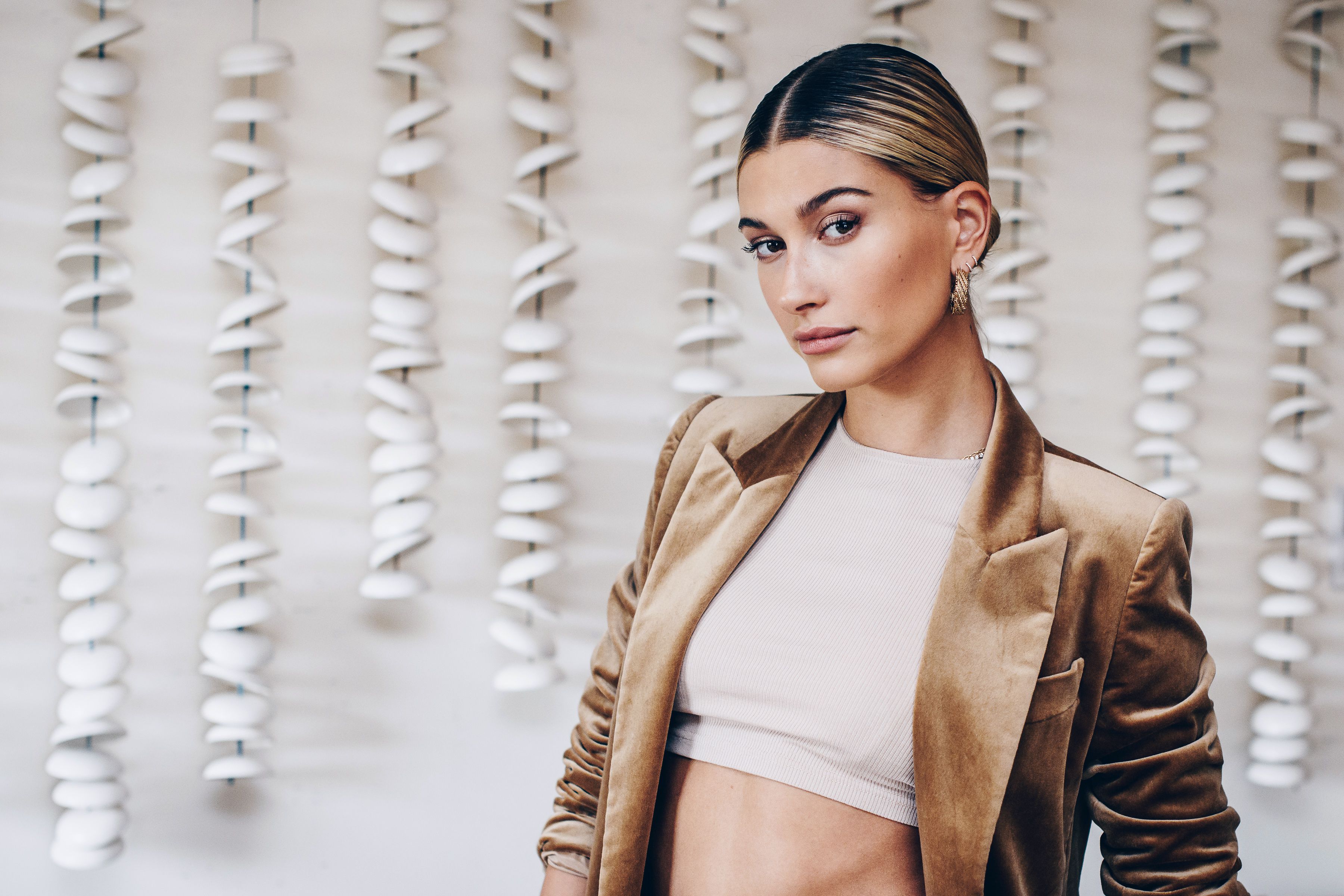 Hailey Baldwin HD Wallpaper