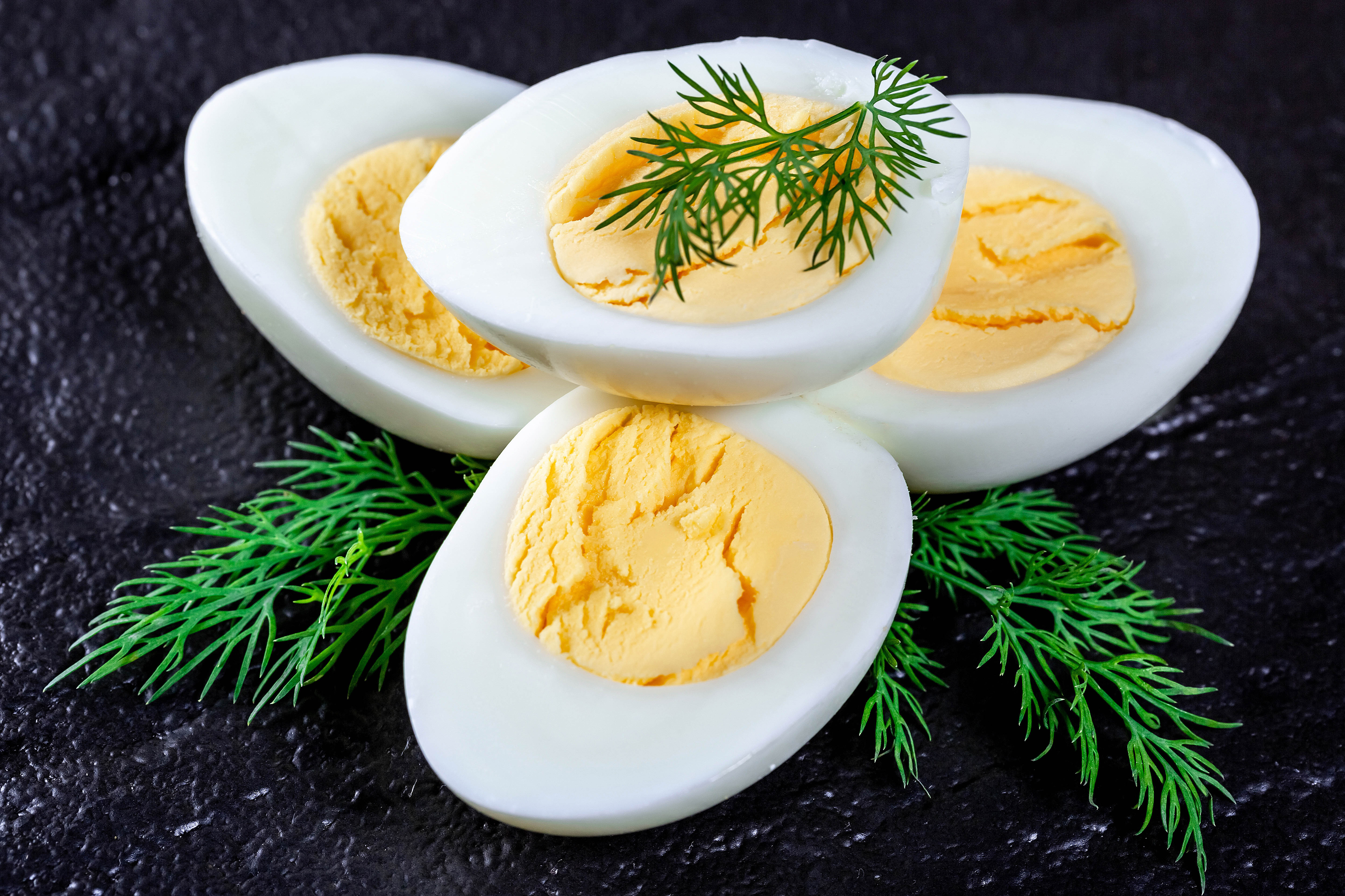 Отварной куриный белок. Вареные яйца. Яйцо отварное. Яйца с зеленью. Вареные яйца и зелень.
