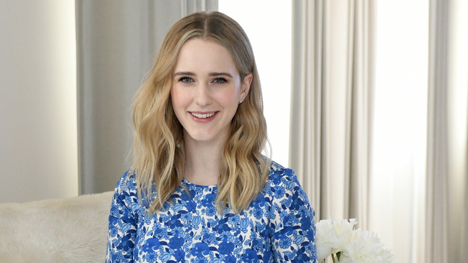 Download Smile Blonde Actress American Celebrity Rachel Brosnahan HD Wallpaper