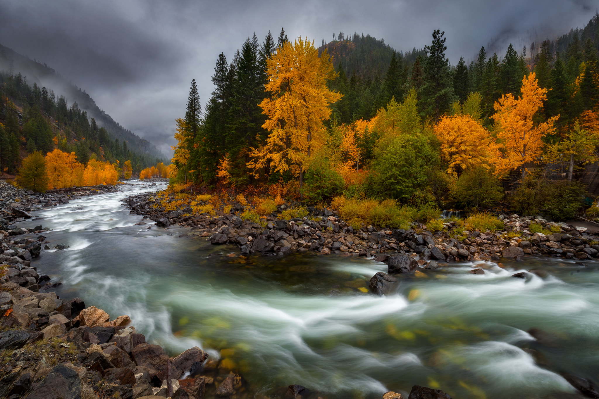 True river. Селиткан река. Золотая осень горы река. Река осенью. Осенняя река.