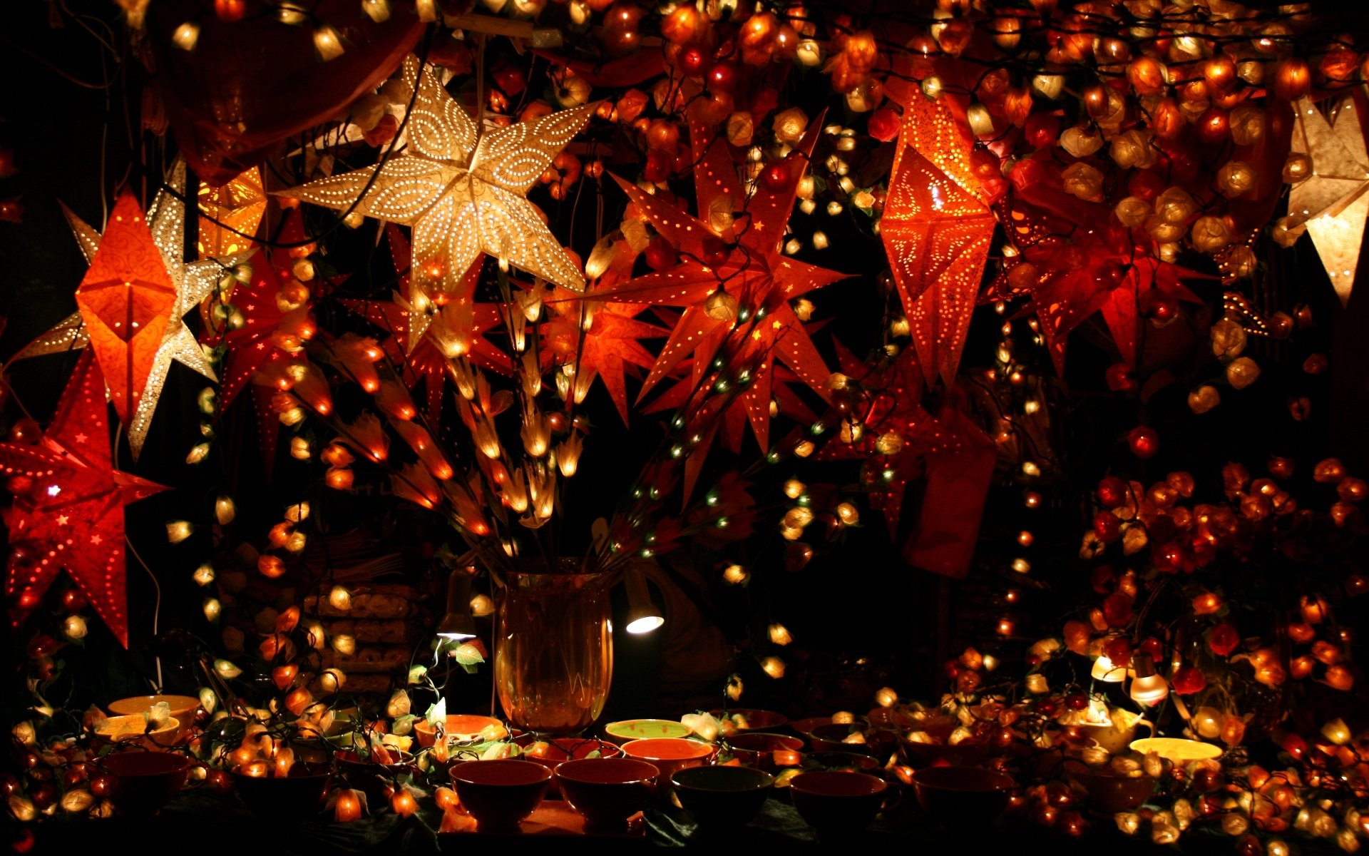 Festive decorative star lanterns and warm bokeh lights in a photography scene — 4K Ultra HD PC desktop wallpaper and background showcasing light and decoration.