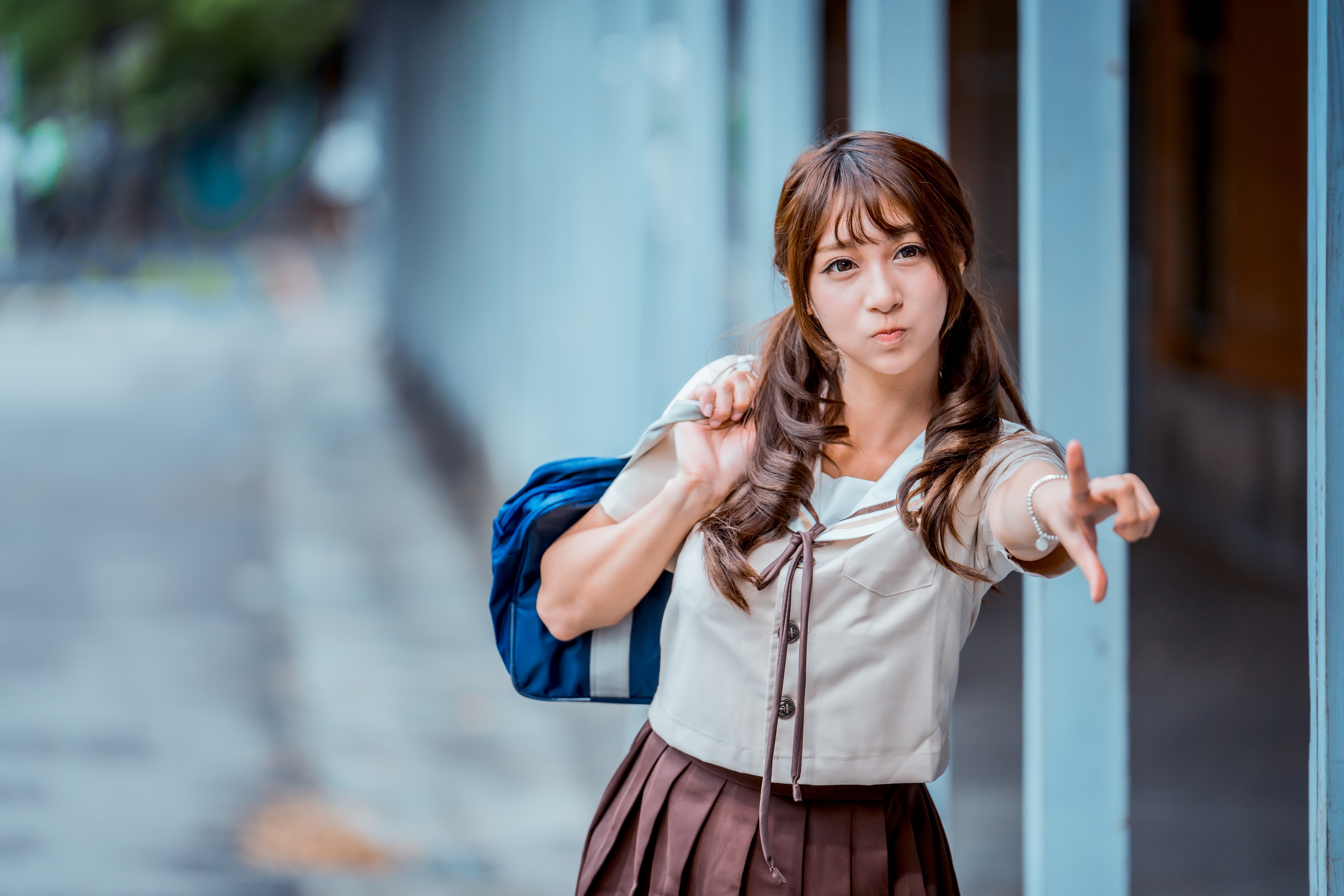 School girl hair. Девочка школьница. Школьница с каштановыми волосами. Школьницы с каштановыми волосами фото. Старшеклассницы размытый.