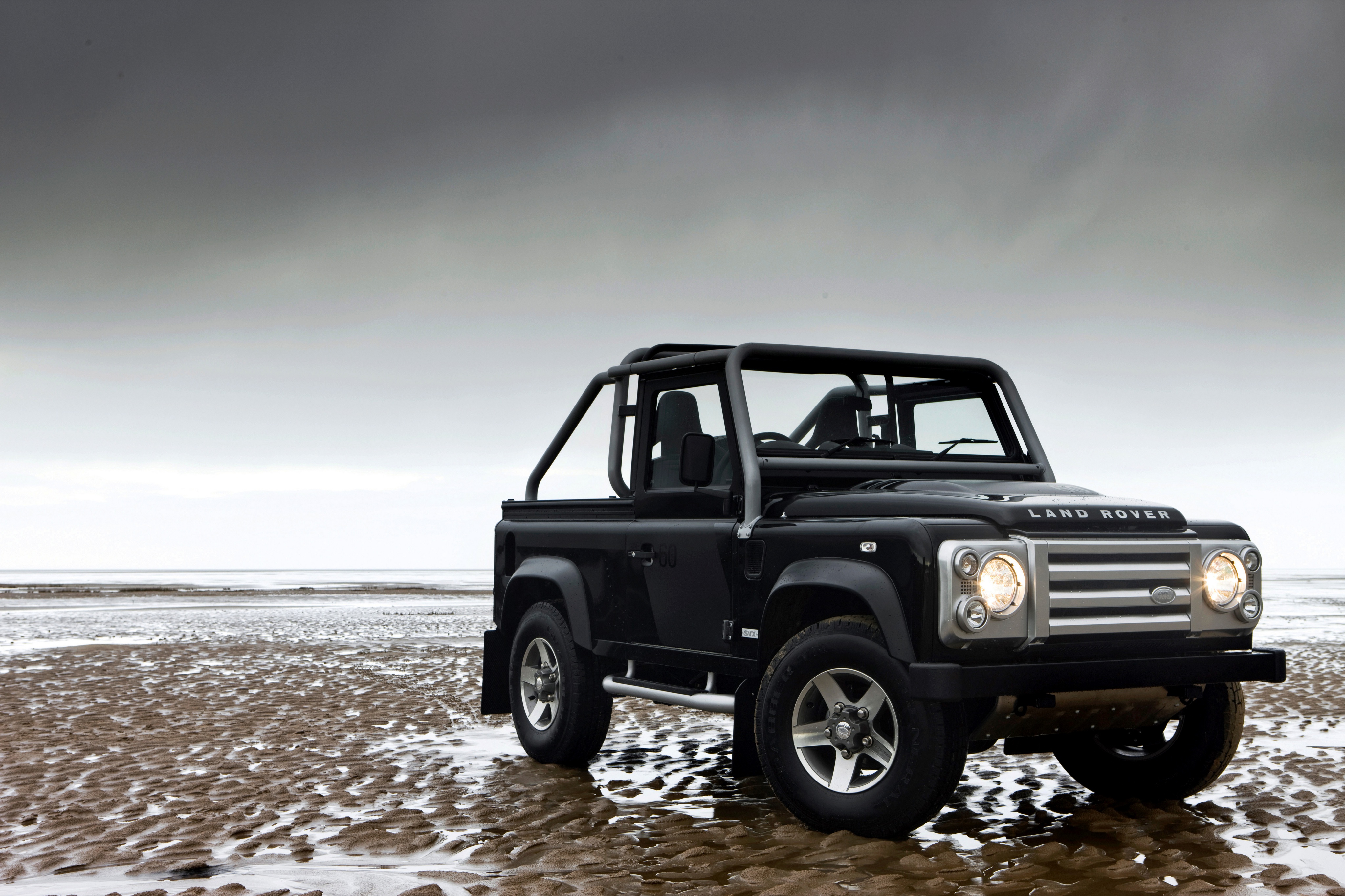 Land Rover Defender On The Beach 4k Ultra Hd Wallpaper Background Image 4096x2731
