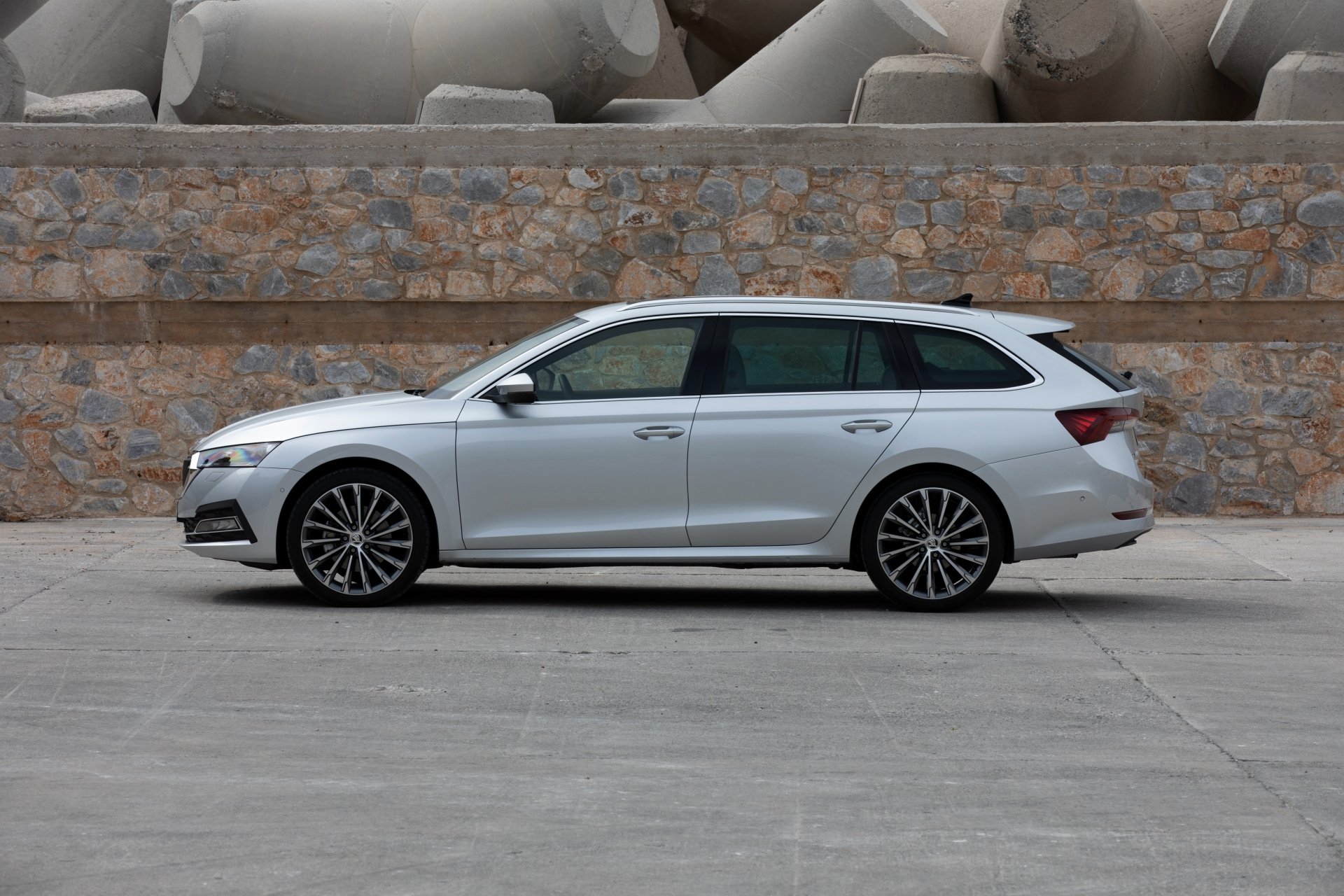 Download Silver Car Car Skoda Vehicle Skoda Octavia Combi 4k Ultra HD Wallpaper