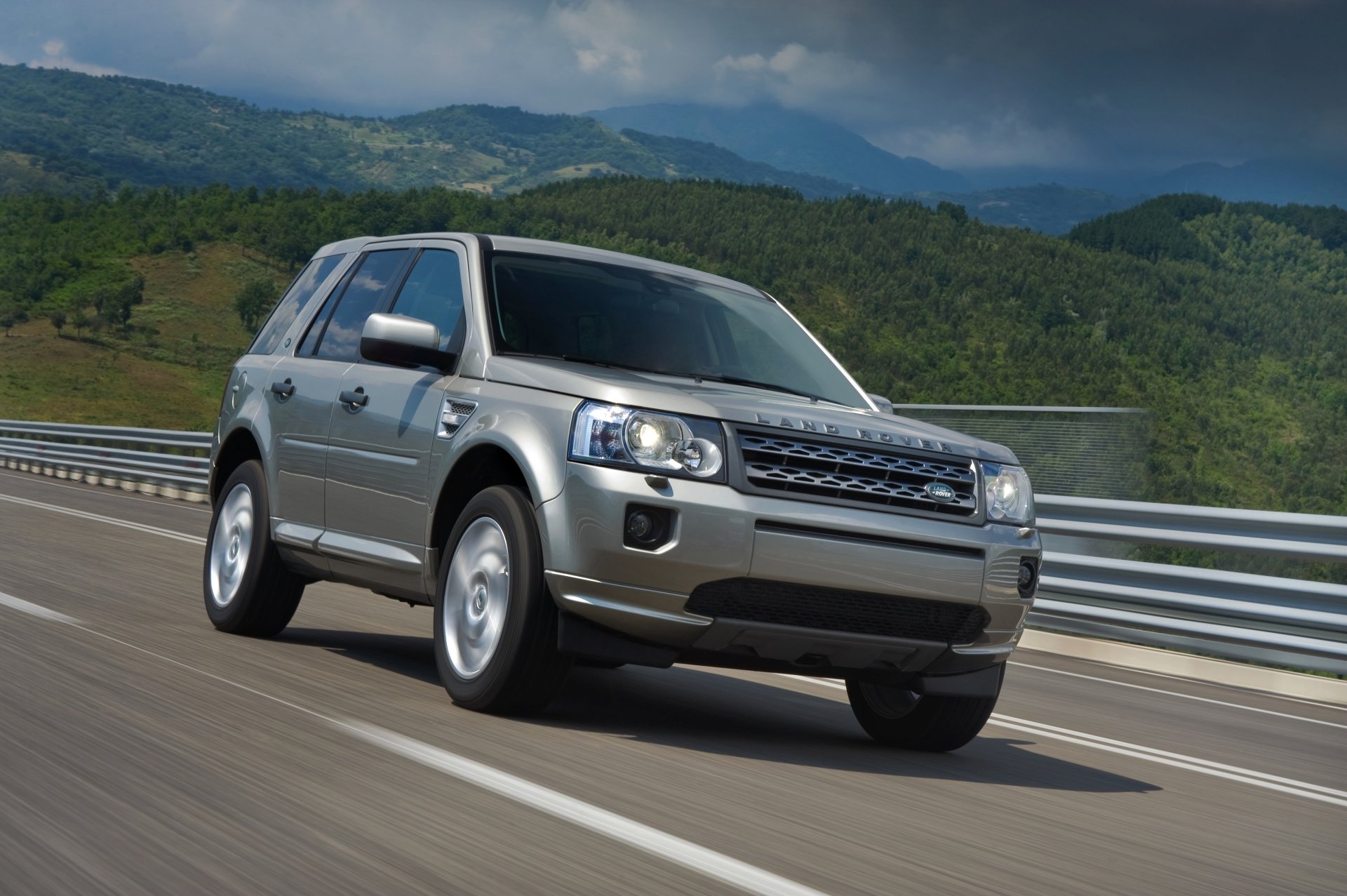 Download Silver Car Car SUV Land Rover Vehicle Land Rover Freelander 4k Ultra HD Wallpaper