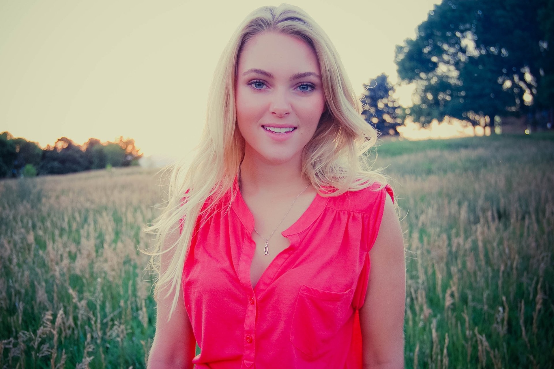 Download Blue Eyes Blonde American Actress Celebrity Annasophia Robb HD Wallpaper