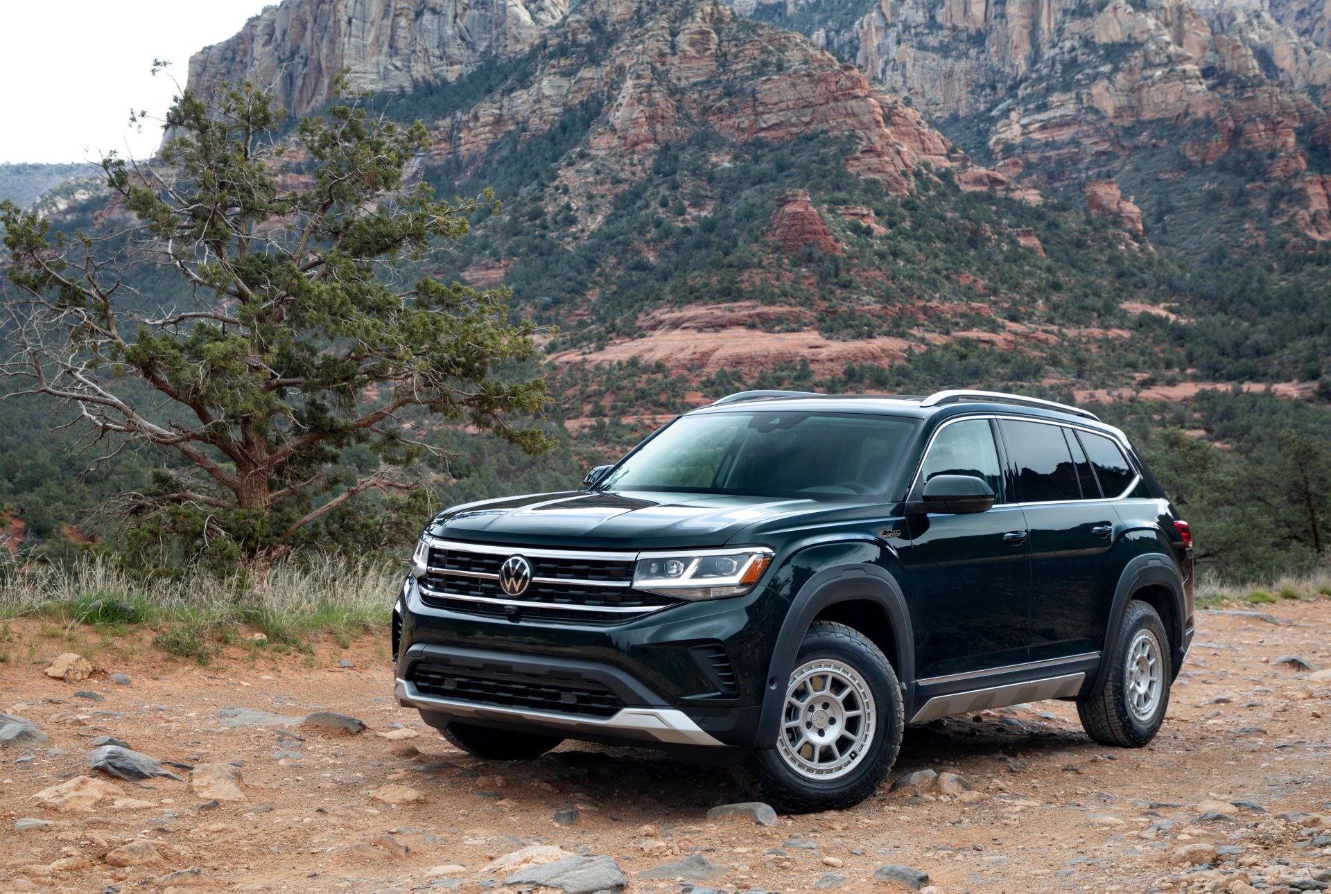 Download Volkswagen Atlas Basecamp Green Car Car SUV Volkswagen Vehicle Volkswagen Atlas 4k Ultra HD Wallpaper