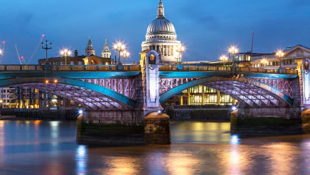 Night view in London, United Kingdom: St Paul's Cathedral framed by illuminated Blackfriars Bridge over the Thames, HD desktop wallpaper with reflections.
