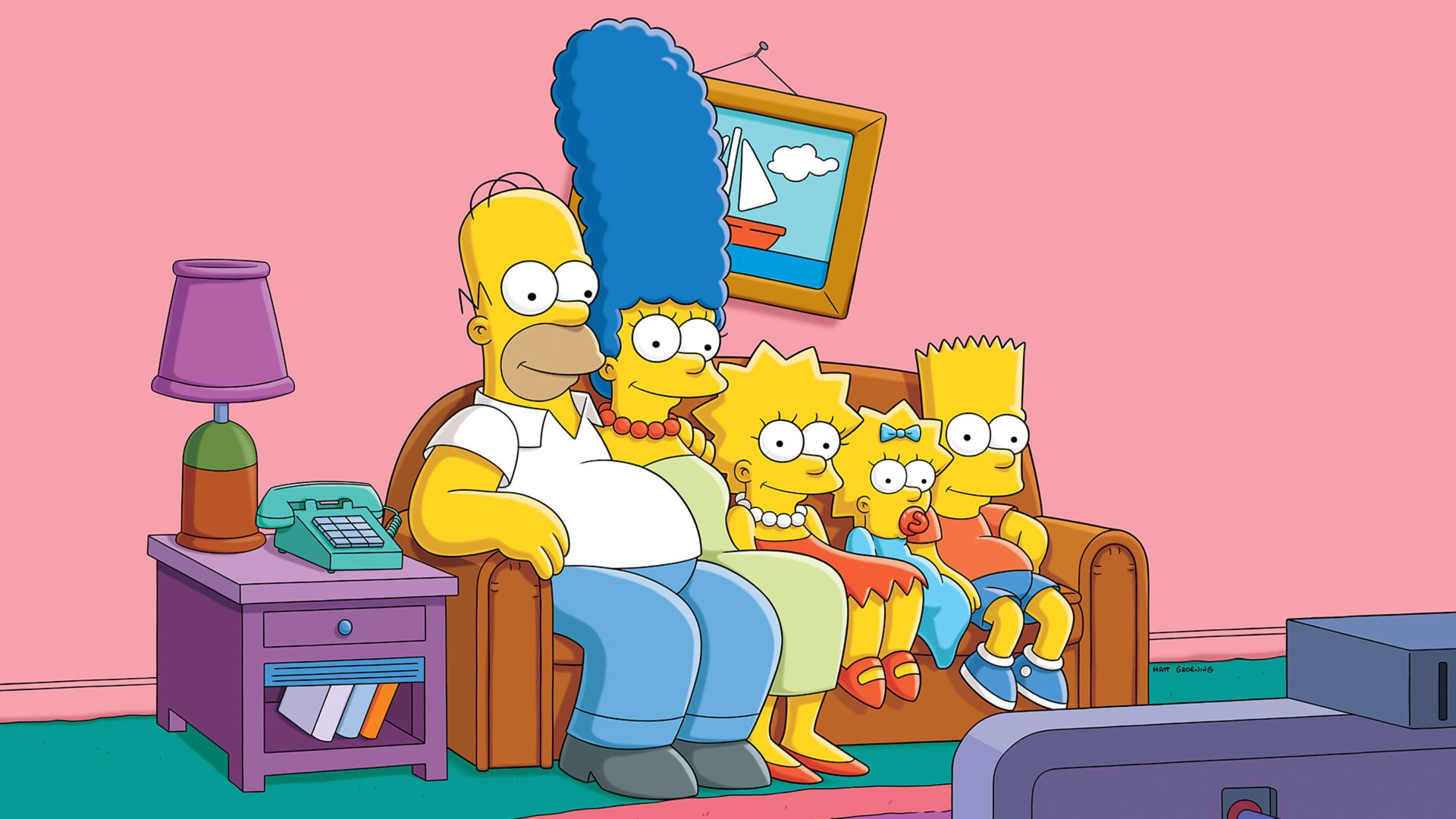 4K Ultra HD PC desktop wallpaper of The Simpsons TV show family — Homer, Marge, Bart, Lisa and baby Maggie on the living-room couch watching TV against a pink wall.