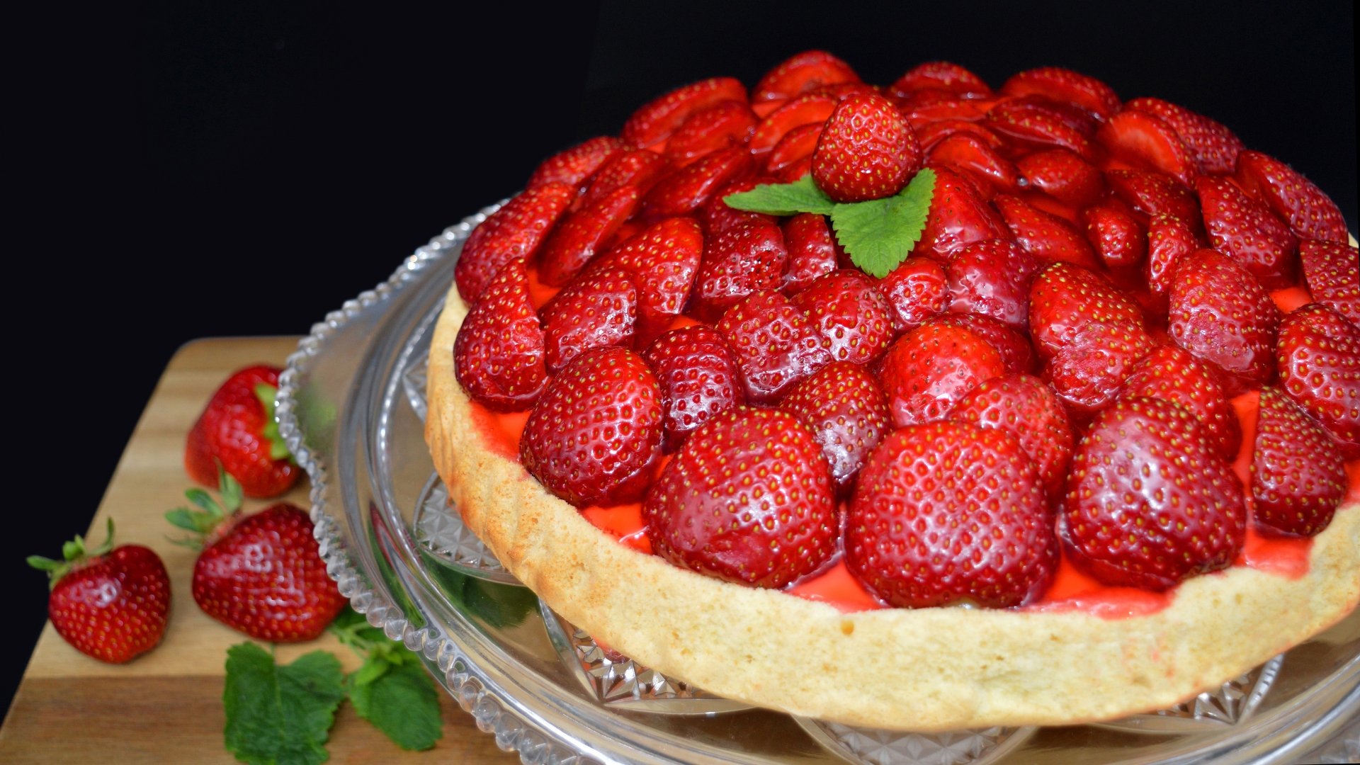 Download Baking Cake Strawberry Berry Food Pie 4k Ultra Hd Wallpaper