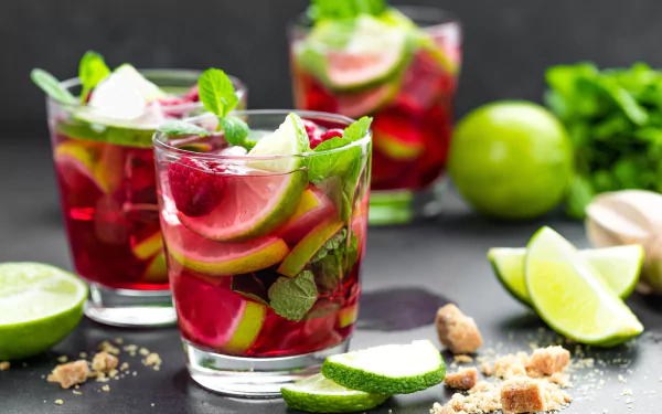 HD PC desktop wallpaper/background: mojito cocktails in short glasses with lime wedges and mint, crushed ice on dark surface — drink/food image.