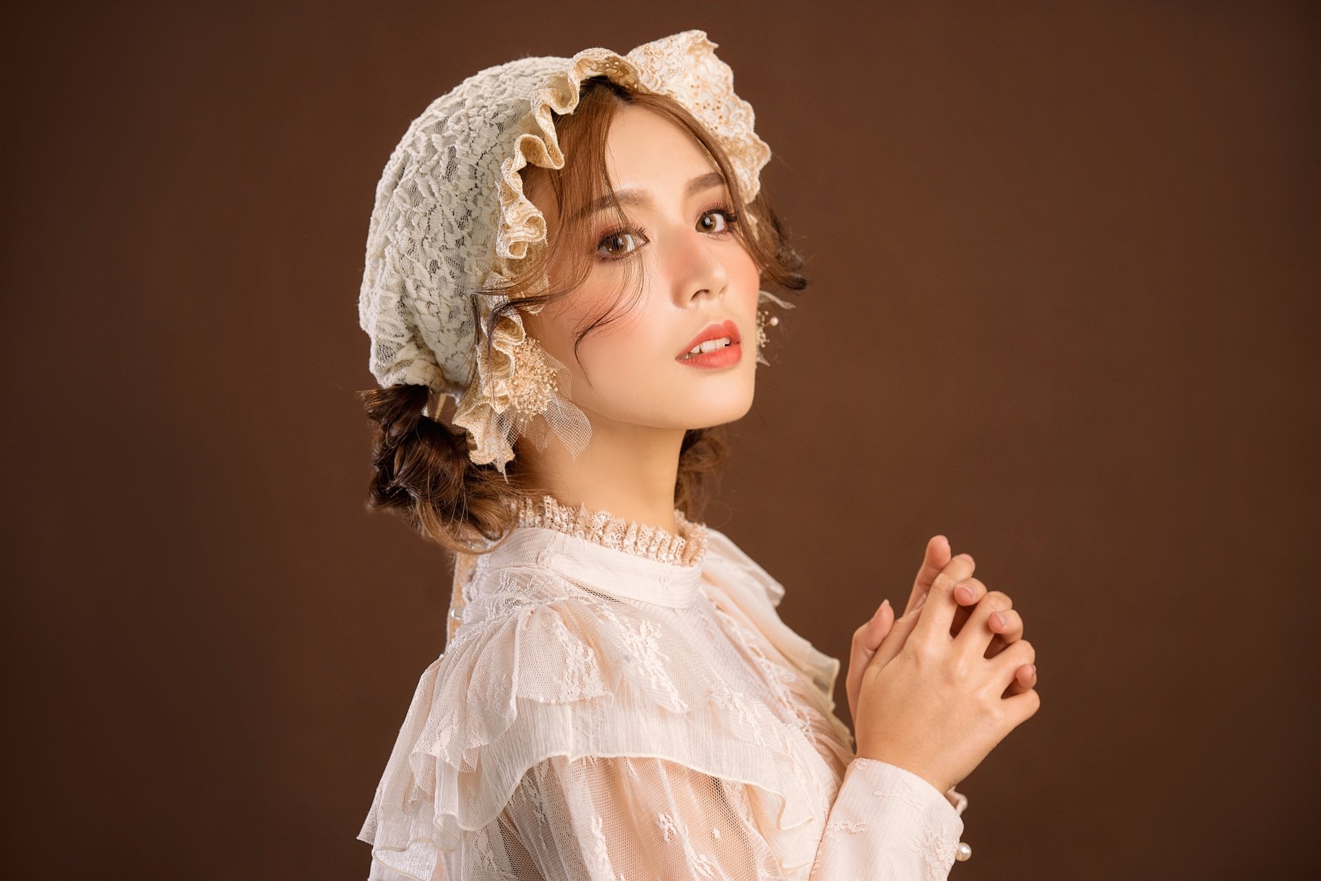 4K Ultra HD desktop wallpaper featuring an Asian woman model wearing a lace bonnet and delicate white dress with soft pink lipstick against a brown background.