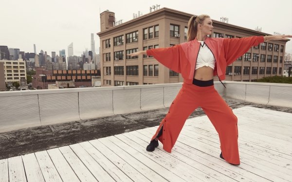 Celebrity Karlie Kloss American Model HD Wallpaper | Background Image