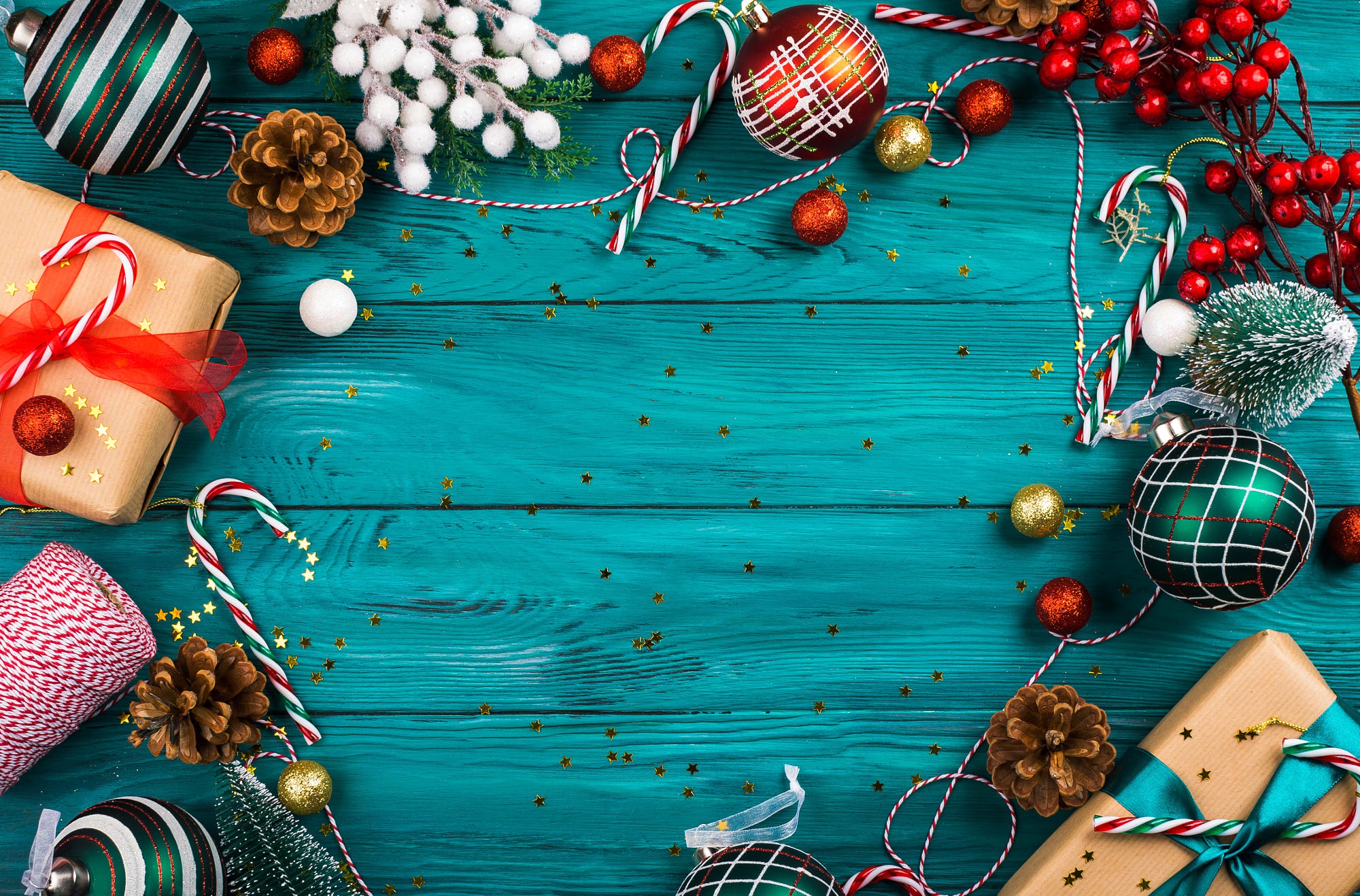 Hình nền Giáng sinh sẽ mang đến cho bạn không khí lễ hội ấm áp, đầy không khí hứng khởi của mùa Giáng sinh. Bạn sẽ bị cuốn hút vào hình ảnh vô cùng độc đáo và đẹp mắt, tạo cho chính mình cảm giác như mình đang sống trong một thế giới đầy màu sắc và tuyệt vời.