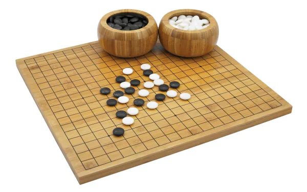 HD desktop wallpaper featuring a Go game board with black and white stones and wooden bowls on a white background.