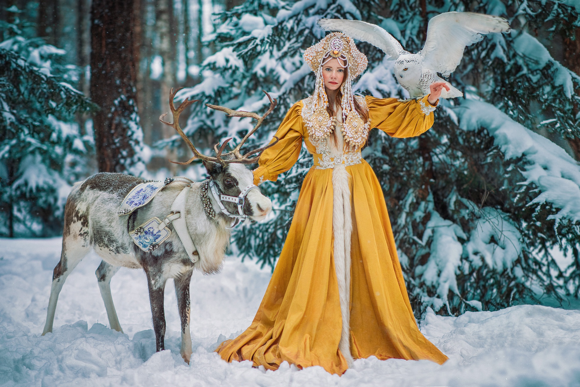 Девушка на олене. Сказочный образ зимы. Платье зимнее с оленями. Девушка олень.