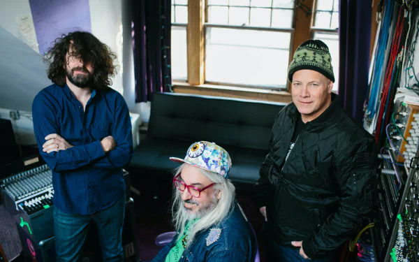 HD desktop wallpaper featuring the band Dinosaur Jr. posing together in a music studio setting.