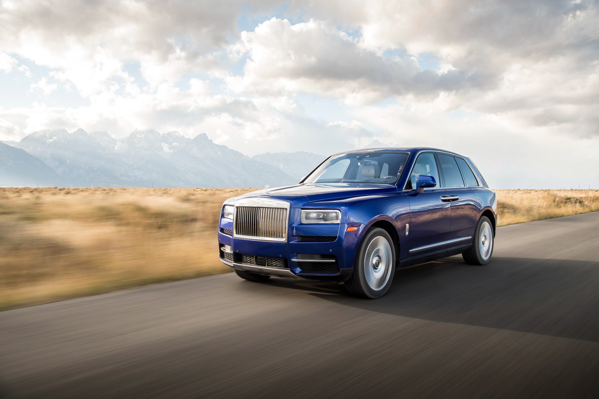 Download SUV Vehicle Rolls-Royce Cullinan 4k Ultra HD Wallpaper
