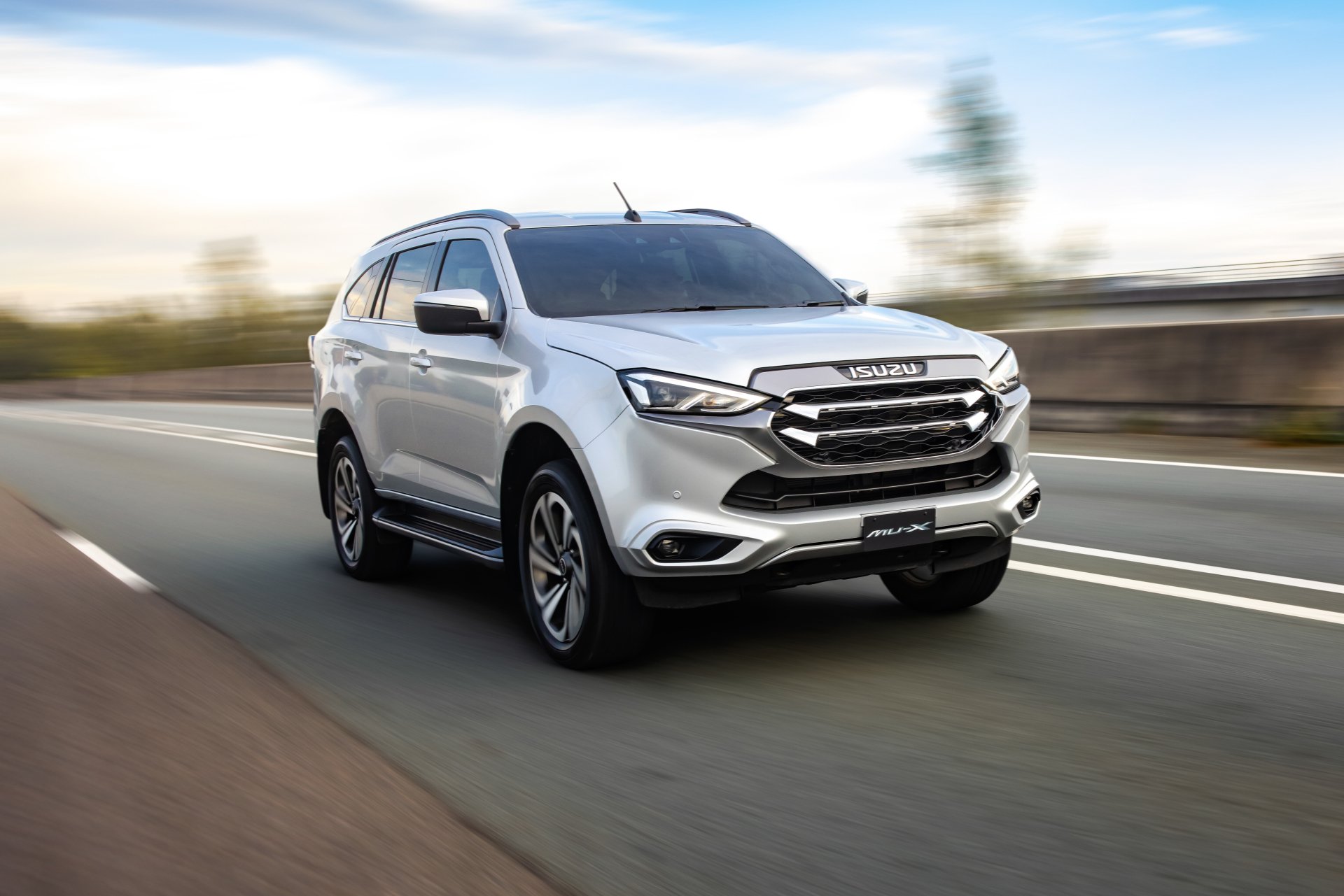 Download SUV Vehicle Isuzu MU-X 4k Ultra HD Wallpaper