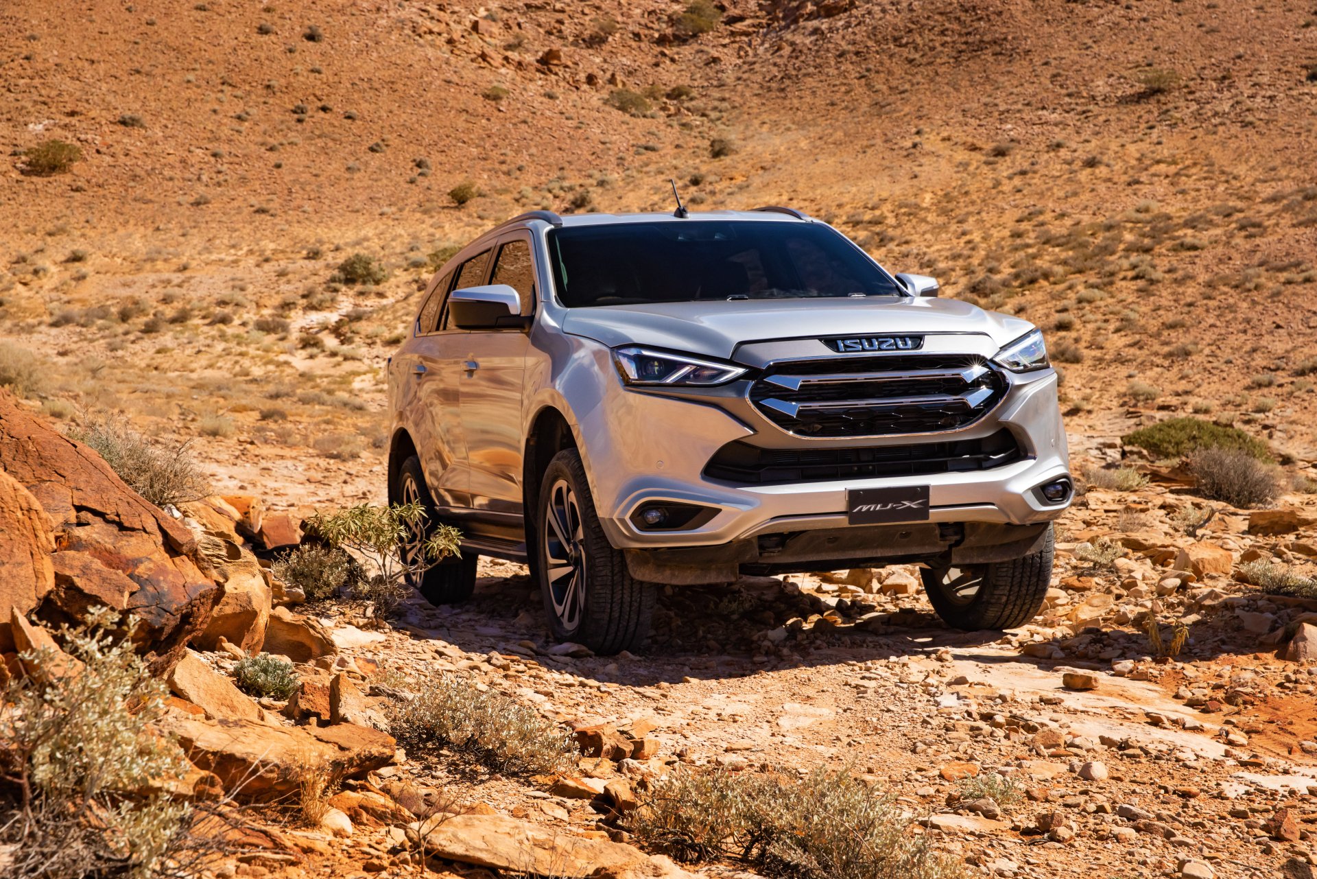 Download SUV Vehicle Isuzu MU-X 4k Ultra HD Wallpaper