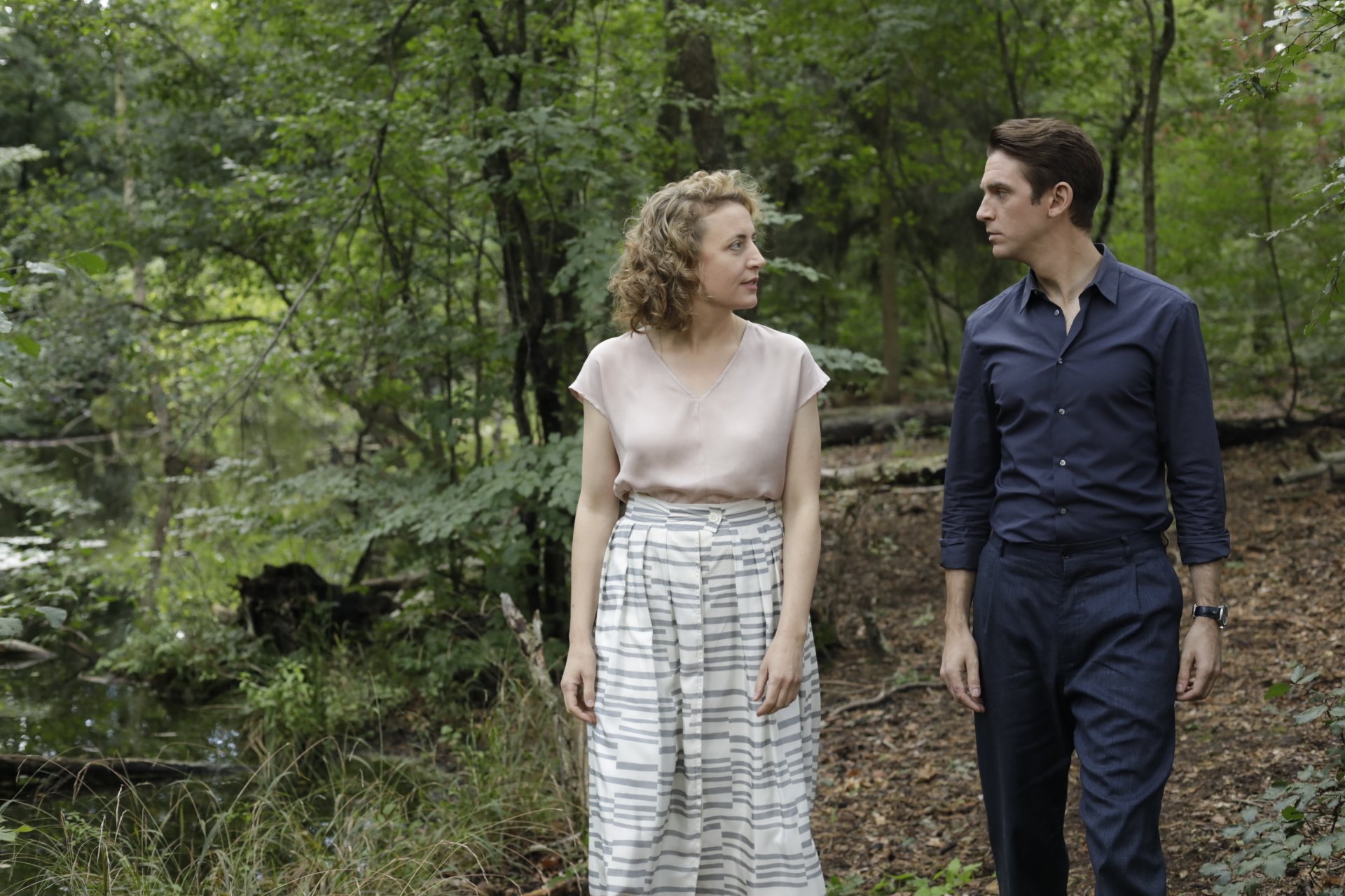 Download Dan Stevens Maren Eggert Movie I'm Your Man HD Wallpaper