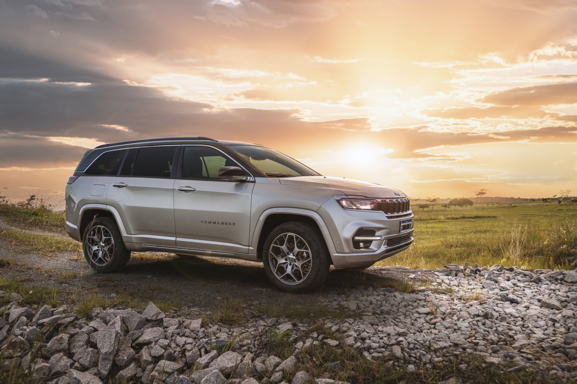 Download Vehicle Jeep Commander 8k Ultra HD Wallpaper