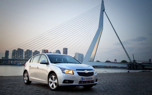  White Chevrolet Cruze Hatchback (J300)
