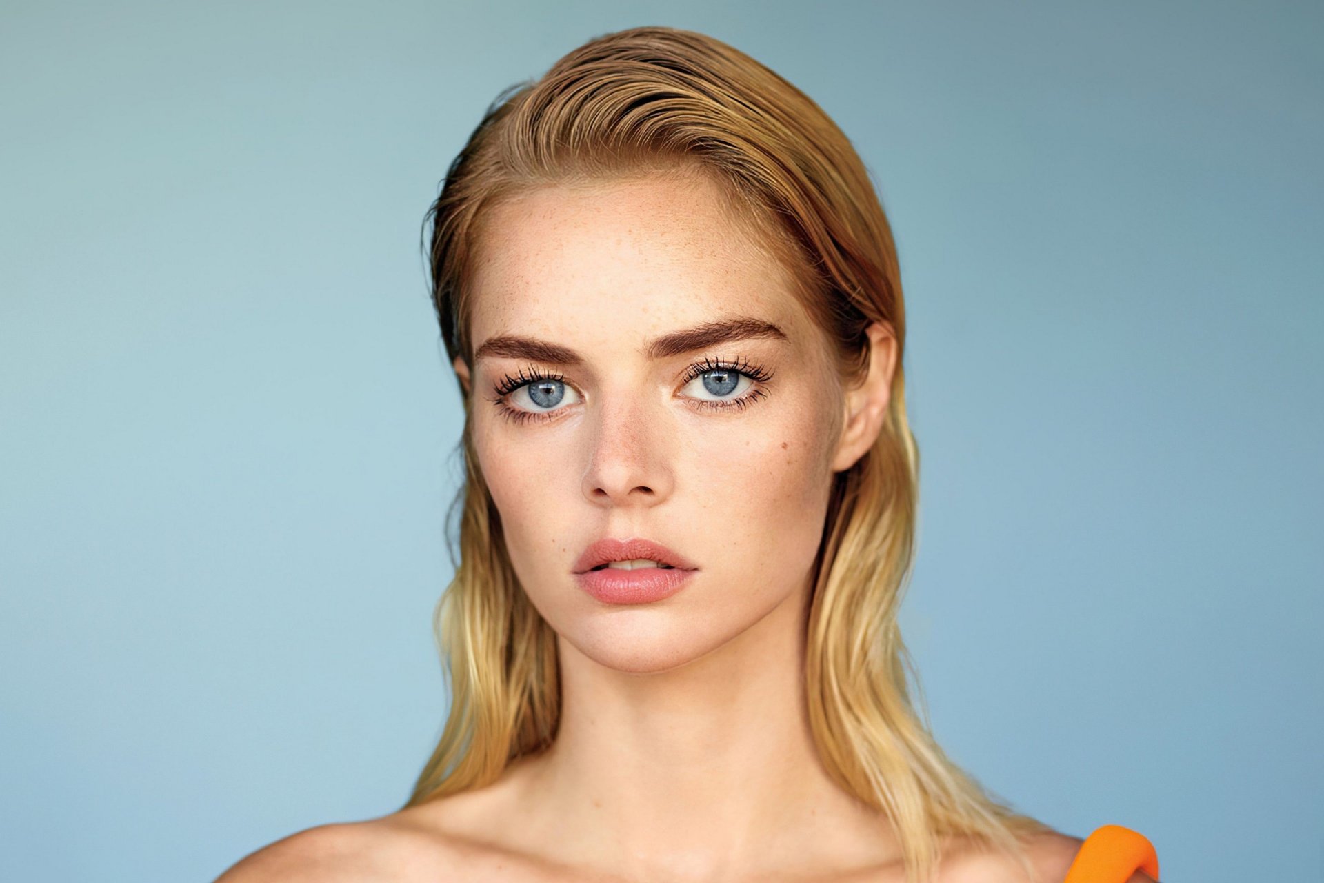 HD PC desktop wallpaper featuring a close-up portrait of celebrity Samara Weaving against a soft blue background.