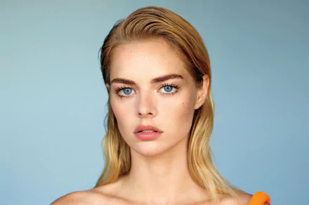 HD PC desktop wallpaper featuring a close-up portrait of celebrity Samara Weaving against a soft blue background.