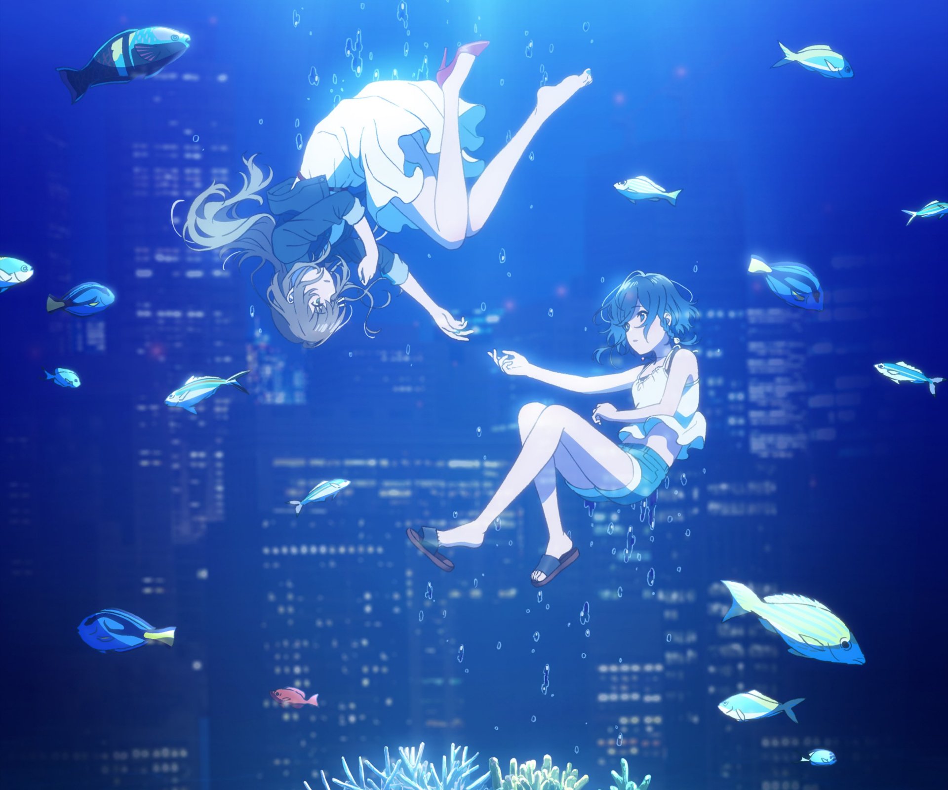 2K Quad HD PC desktop wallpaper of Aquatope of White Sand: Fuka Miyazawa and Kukuru Misakino drifting underwater with glowing fish against a distant city lights backdrop.