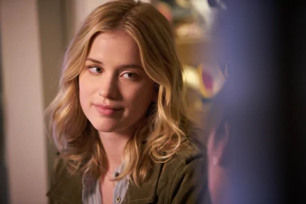Elizabeth Lail TV Show YOU HD Desktop Wallpaper | Background Image