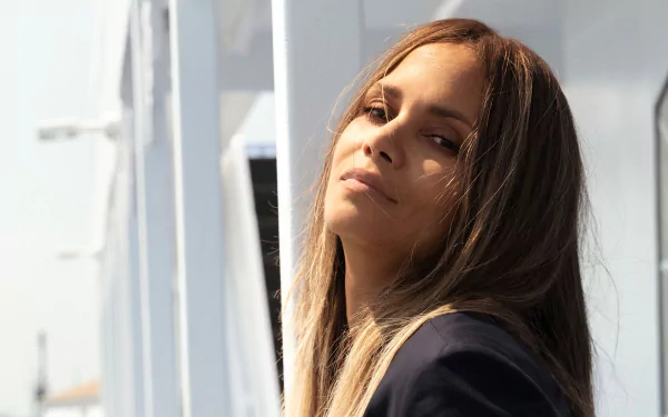 Celebrity Halle Berry HD Desktop Wallpaper | Background Image
