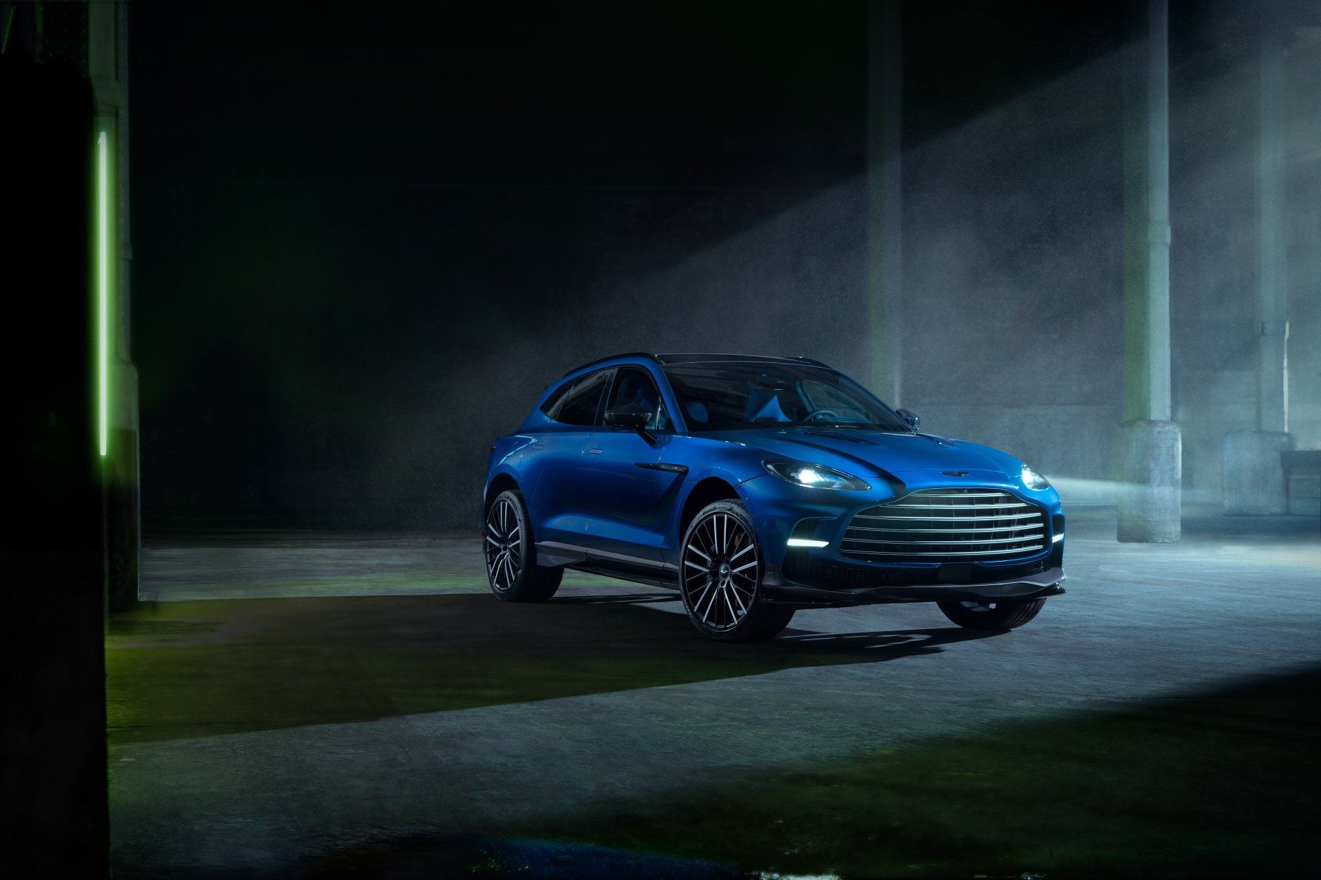 Download SUV Vehicle Aston Martin DBX707 8k Ultra HD Wallpaper