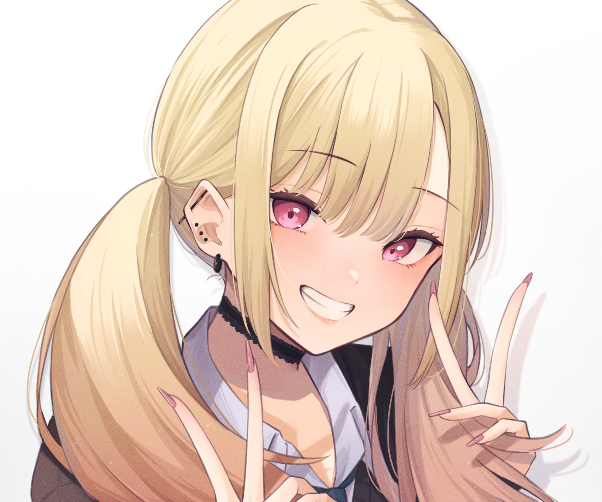 Marin Kitagawa (My Dress-Up Darling) anime portrait: blonde twin-tails, pink eyes, smiling and flashing a peace sign — 2K Quad HD PC desktop wallpaper/background.