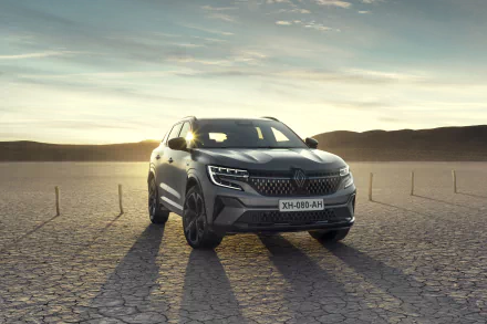 SUV vehicle Renault Austral E-TECH Hybrid HD Desktop Wallpaper | Background Image