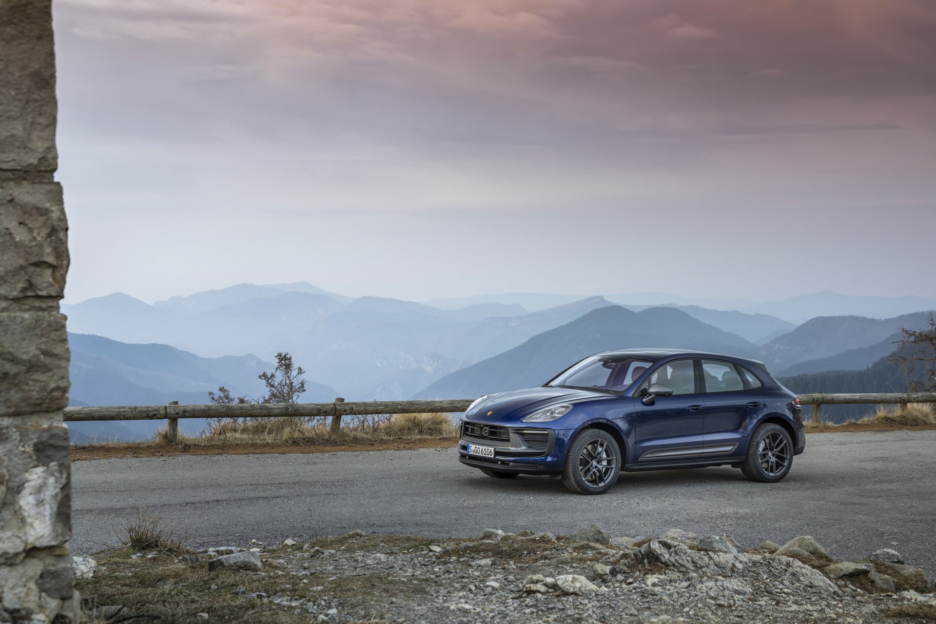 Download Vehicle Porsche Macan Turbo 4k Ultra HD Wallpaper