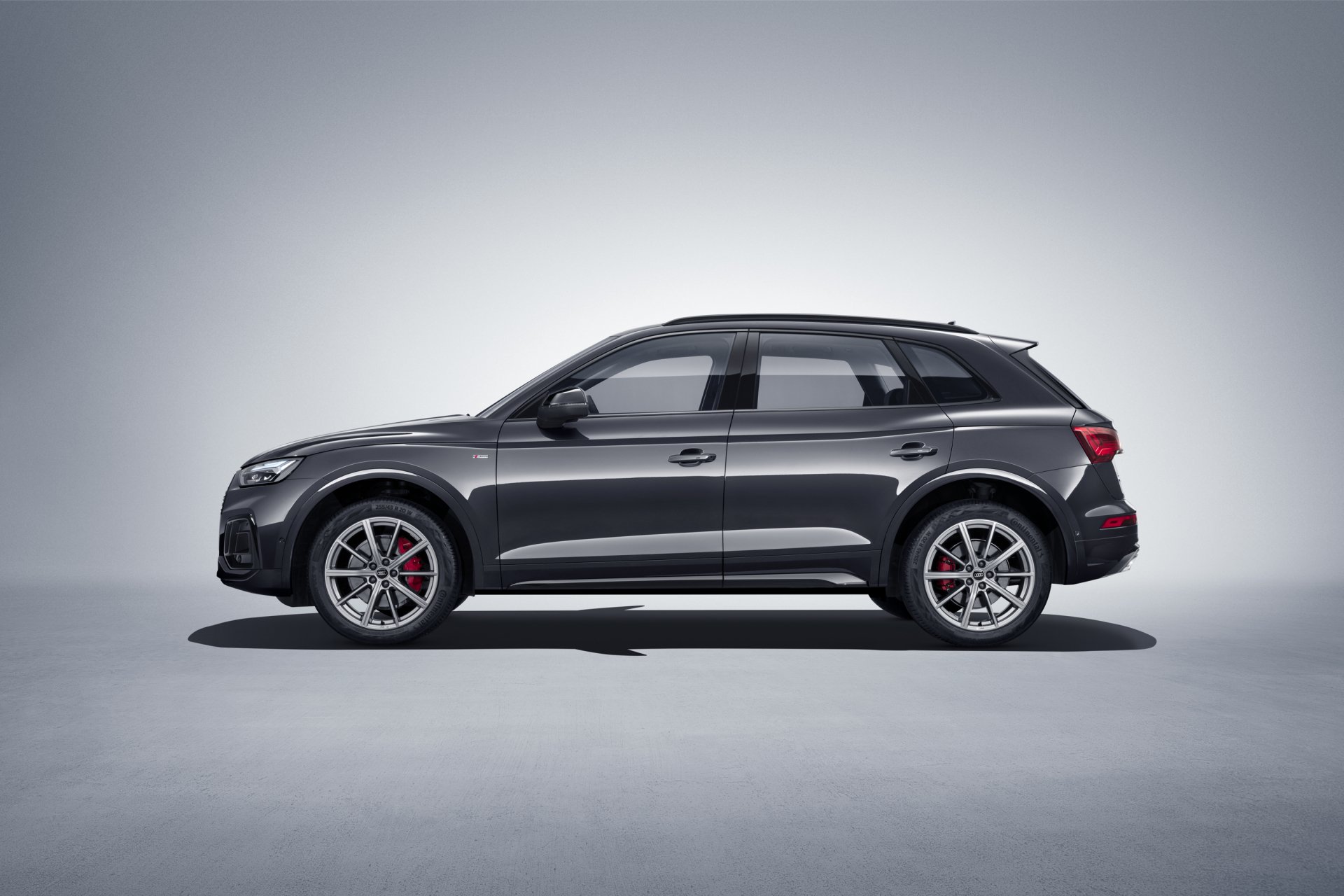 Download Vehicle Audi Q5 45 TFSI Quattro S Line HD Wallpaper