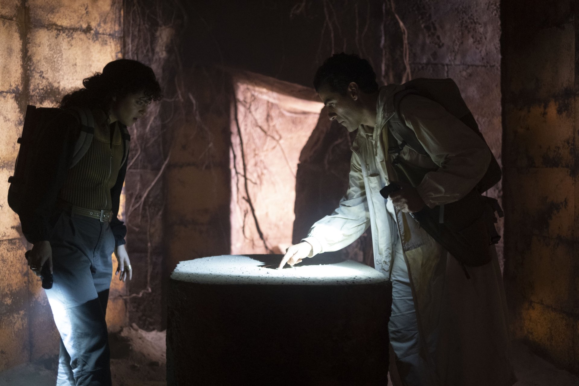 Download Layla El-Faouly May Calamawy Marc Spector Oscar Isaac TV Show Moon Knight HD Wallpaper