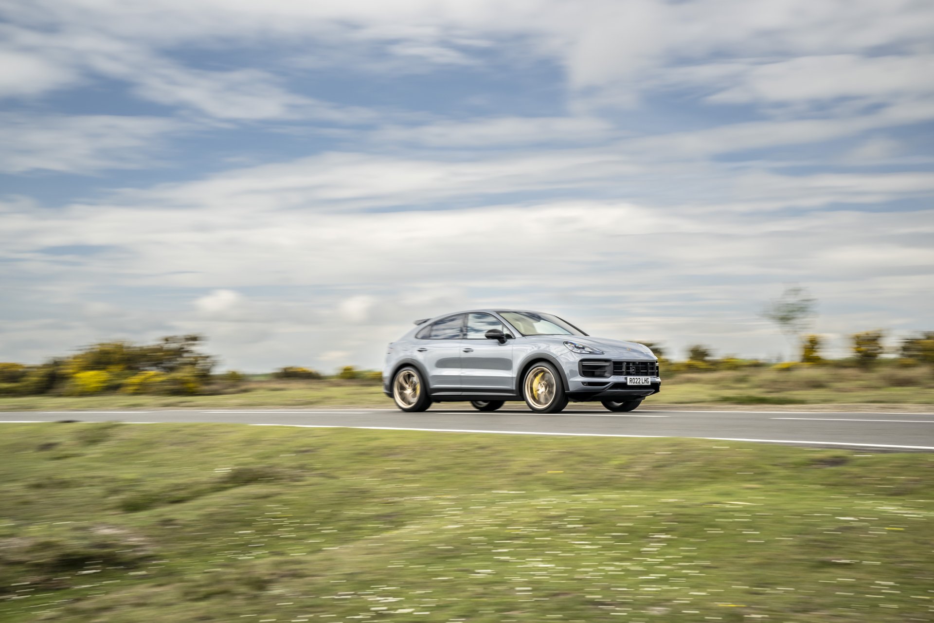 Download Vehicle Porsche Cayenne Turbo 8k Ultra HD Wallpaper