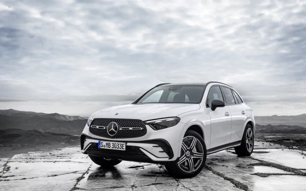  Mercedes-Benz GLC 300 e 4MATIC AMG Line