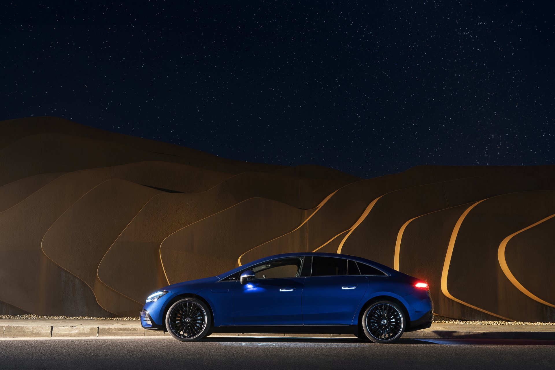 Download Vehicle Mercedes-Benz EQE 4k Ultra HD Wallpaper