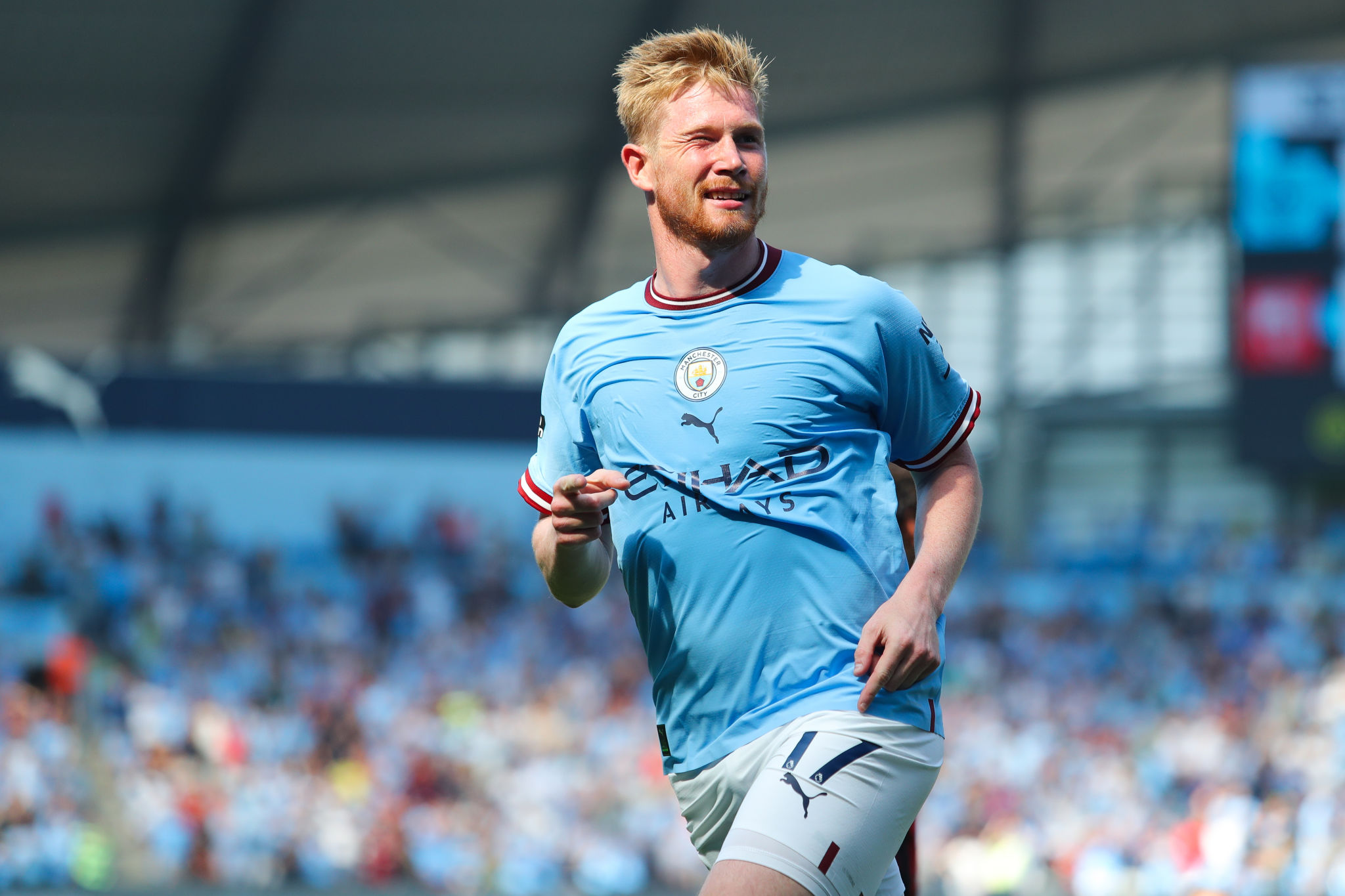 Кевин де брюйне. Kevin de Bruyne 2022. Кевин де Брюйне торс. Кевин де Брюйне ФИФА 20. Де Брюйне и Куртуа обои.